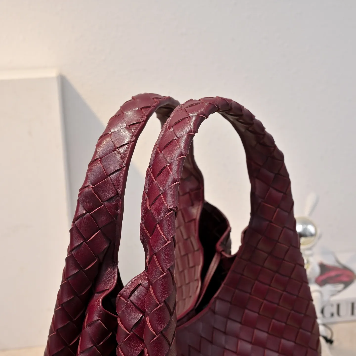 Batch 2160 new products are coming! BOTTEGA VENETA Bottega Veneta's 2025 new Campana shoulder bag is on the market~ First of all, I would like to praise the weight of this bag. As a not too small bag, it is very light for daily use. For people like me who need to carry a lot of belongings when going out, this advantage is great, and it greatly reduces the burden of traveling. 🛍️The shape is a bit like a combination of parachute and jodie. The blunt triangle shape is cute and honest. Carrying it on your back when going shopping is a good mood accelerator. The handles and body of the bag are both classic weaves. A tie is added to the original open design. If it is not tied up, the bag will look like a small vegetable basket when carried. Style number: 4249 Size: 33*20*16.5cm